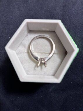 Previously owned 14KT White Gold Engagement Ring 4- prongs and no stone